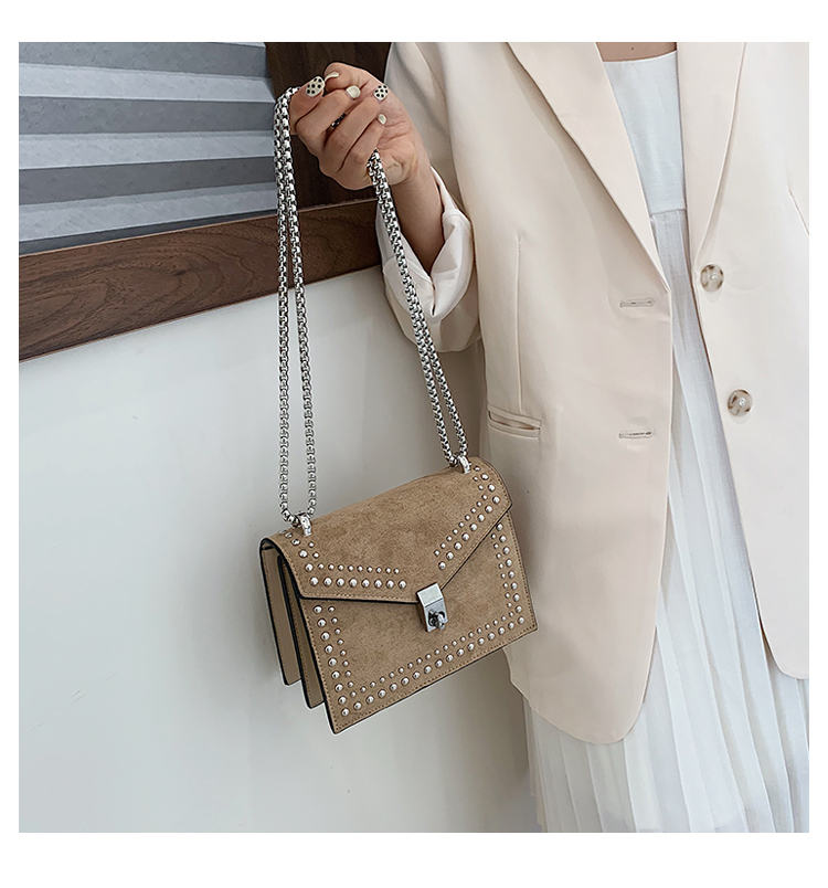 Small chain shoulder bag