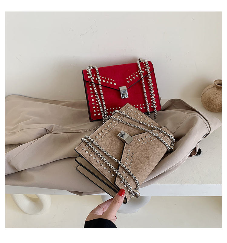 Small chain shoulder bag