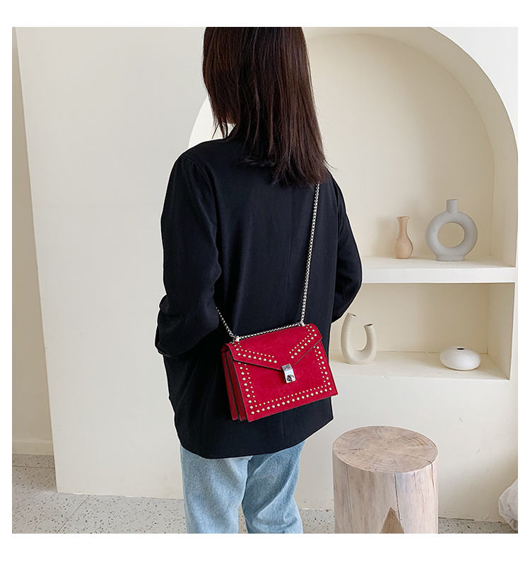 Small chain shoulder bag