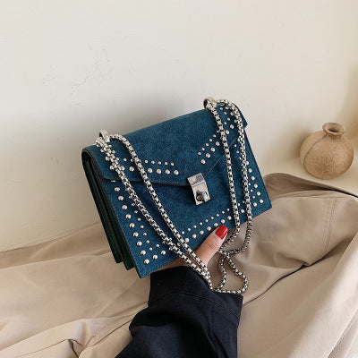 Small chain shoulder bag