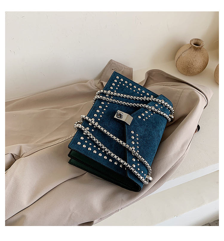 Small chain shoulder bag