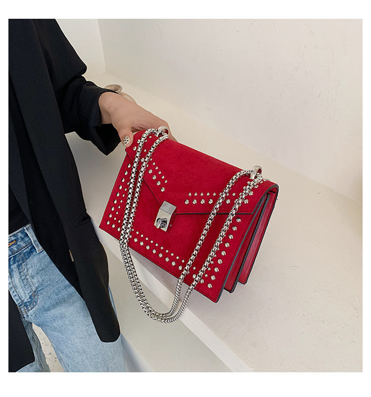 Small chain shoulder bag