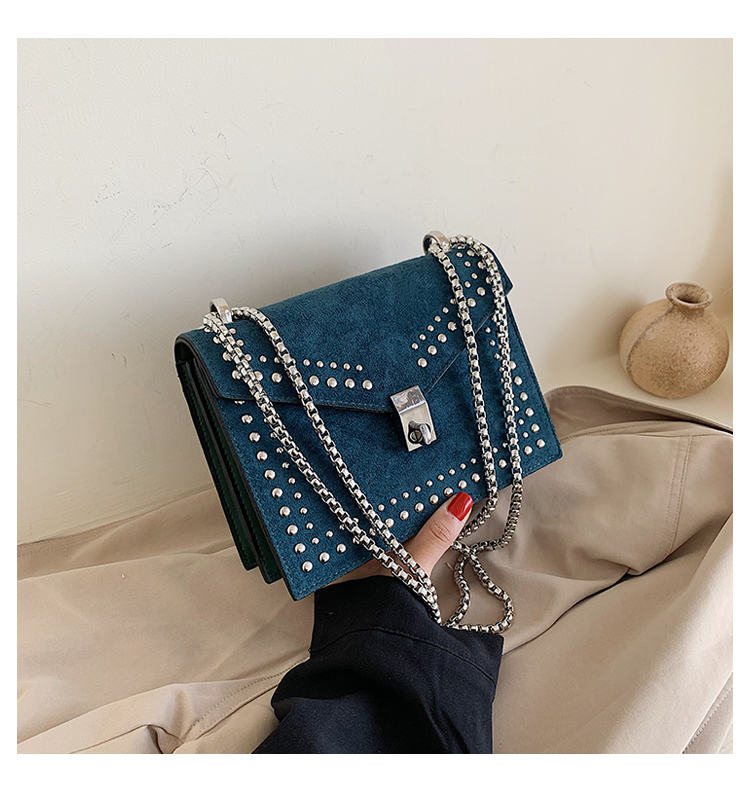 Small chain shoulder bag