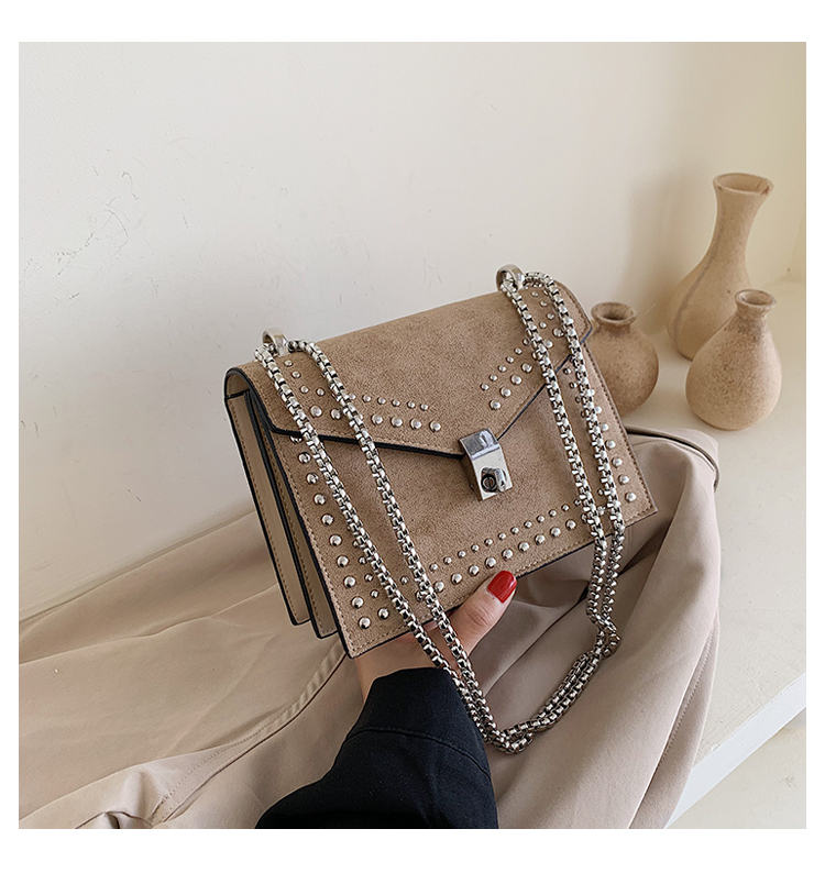 Small chain shoulder bag
