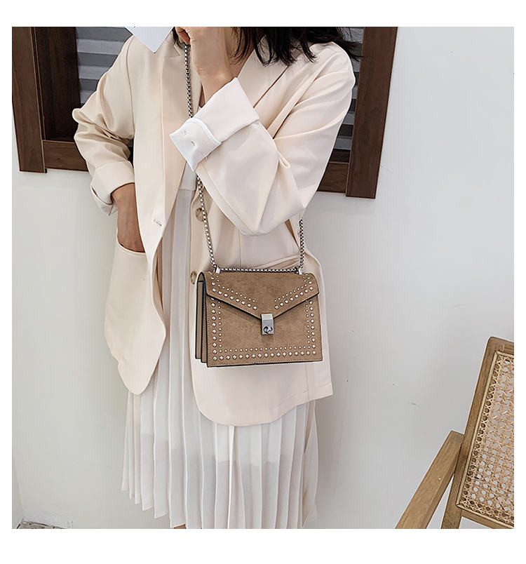 Small chain shoulder bag