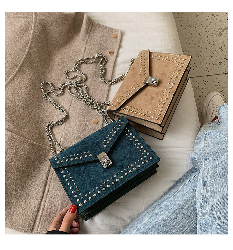 Small chain shoulder bag