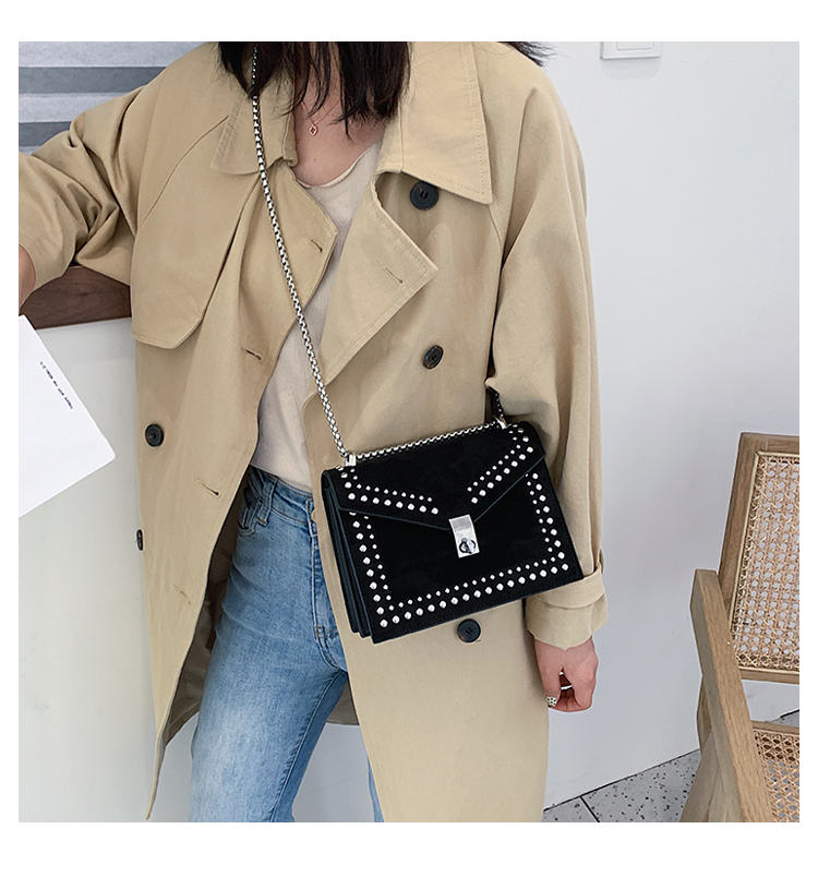 Small chain shoulder bag