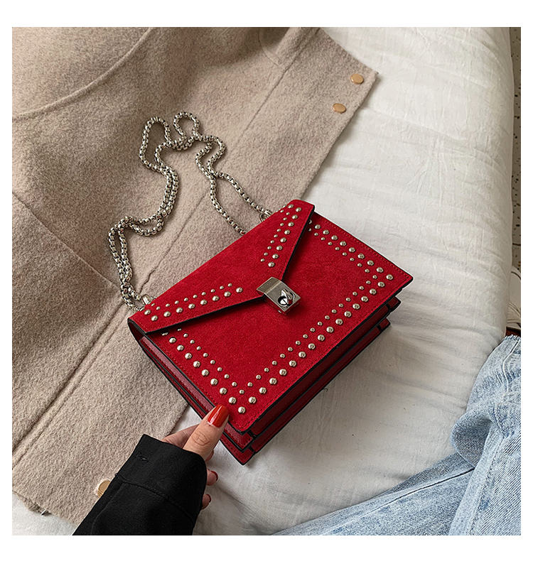 Small chain shoulder bag