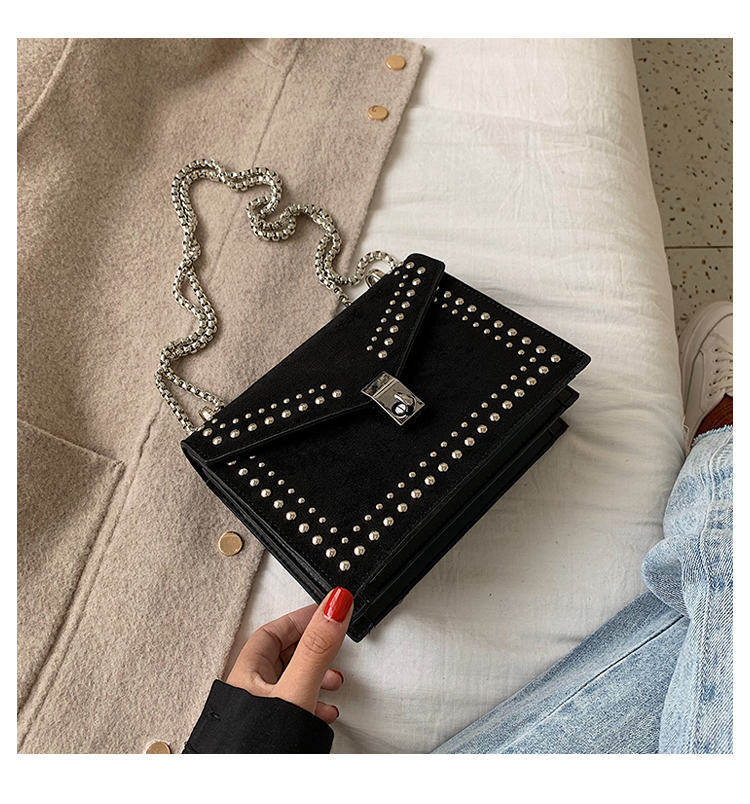 Small chain shoulder bag