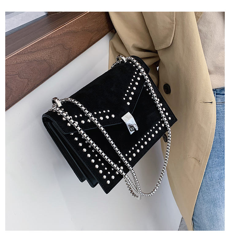 Small chain shoulder bag